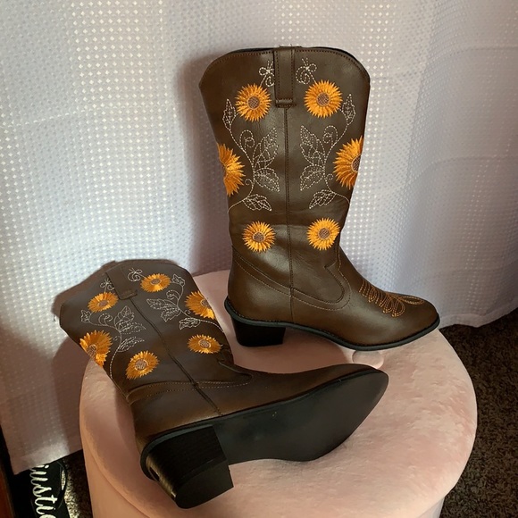 NWOT boots.  They have never been worn. - Picture 2 of 5